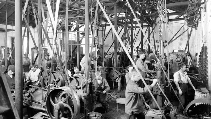 Der stod også børn ved maskinerne, der blev brugt til at fremstile hestesko.