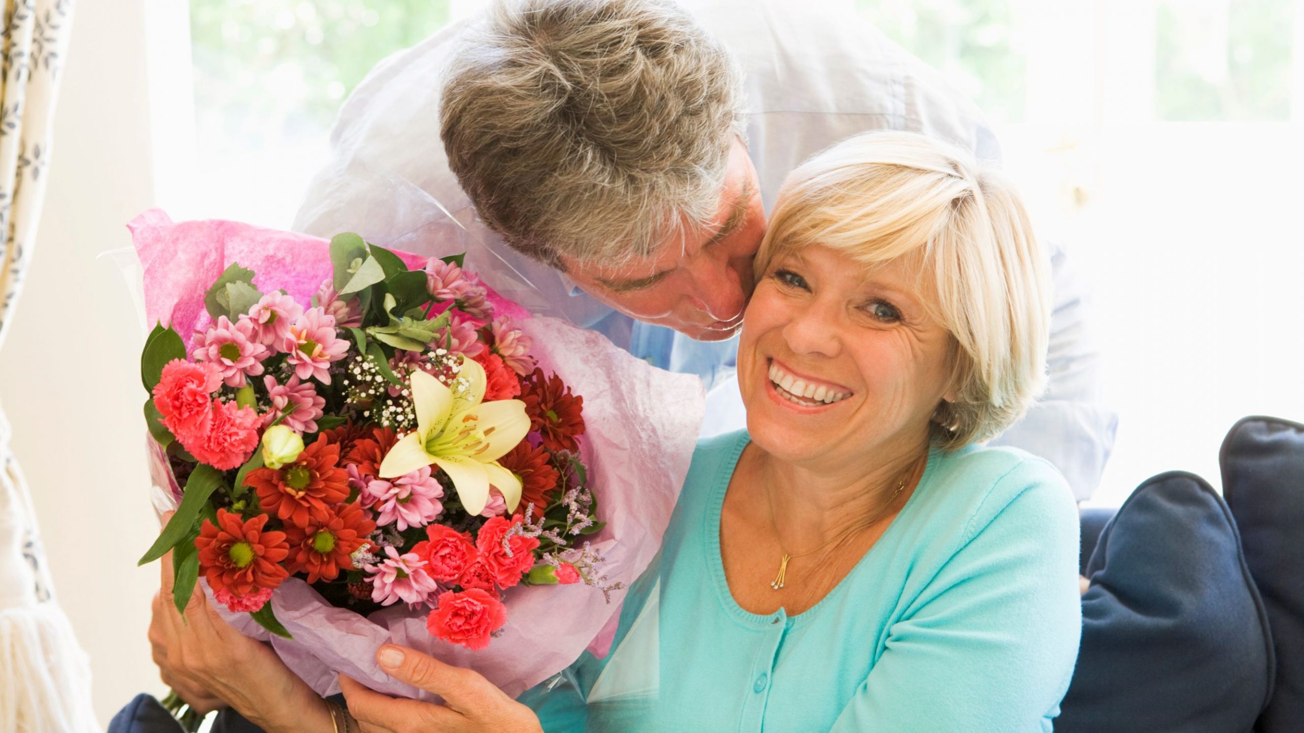 Зрелый мужчина любовь. Пожилая женщина с букетом цветов. Какие цветы подарить женщине. Мужчина дарит цветы. Женщина в возрасте с цветами.