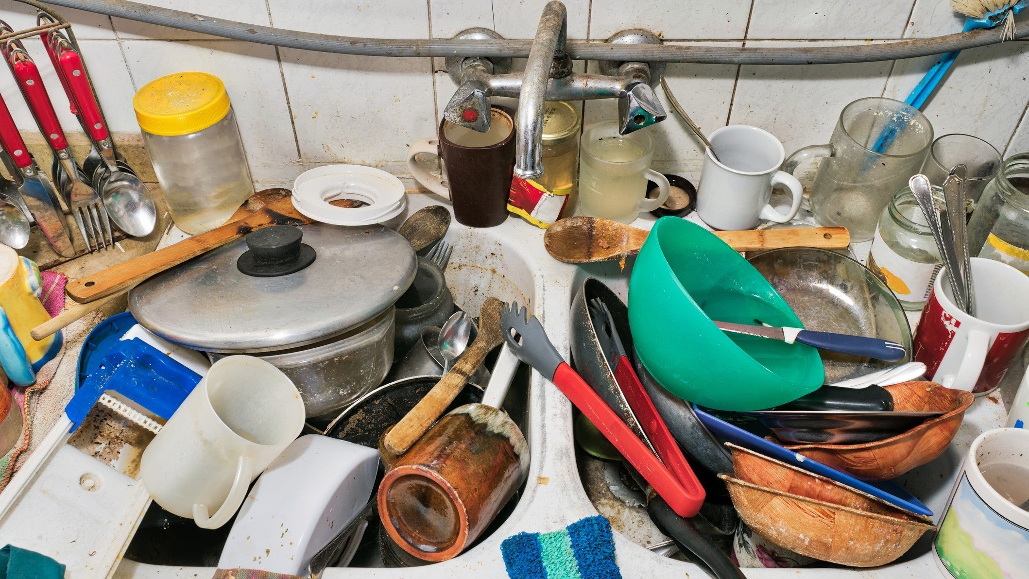К чему снится грязная посуда в шкафу