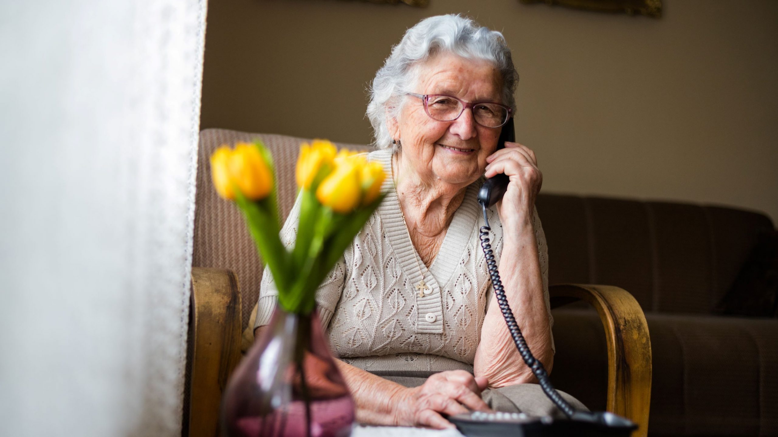 Можно выходить старше 65. Красивая пожилая женщина. Пожилая женщина с телефоном. Телефон для пенсионеров. Пенсионер в телефонном.