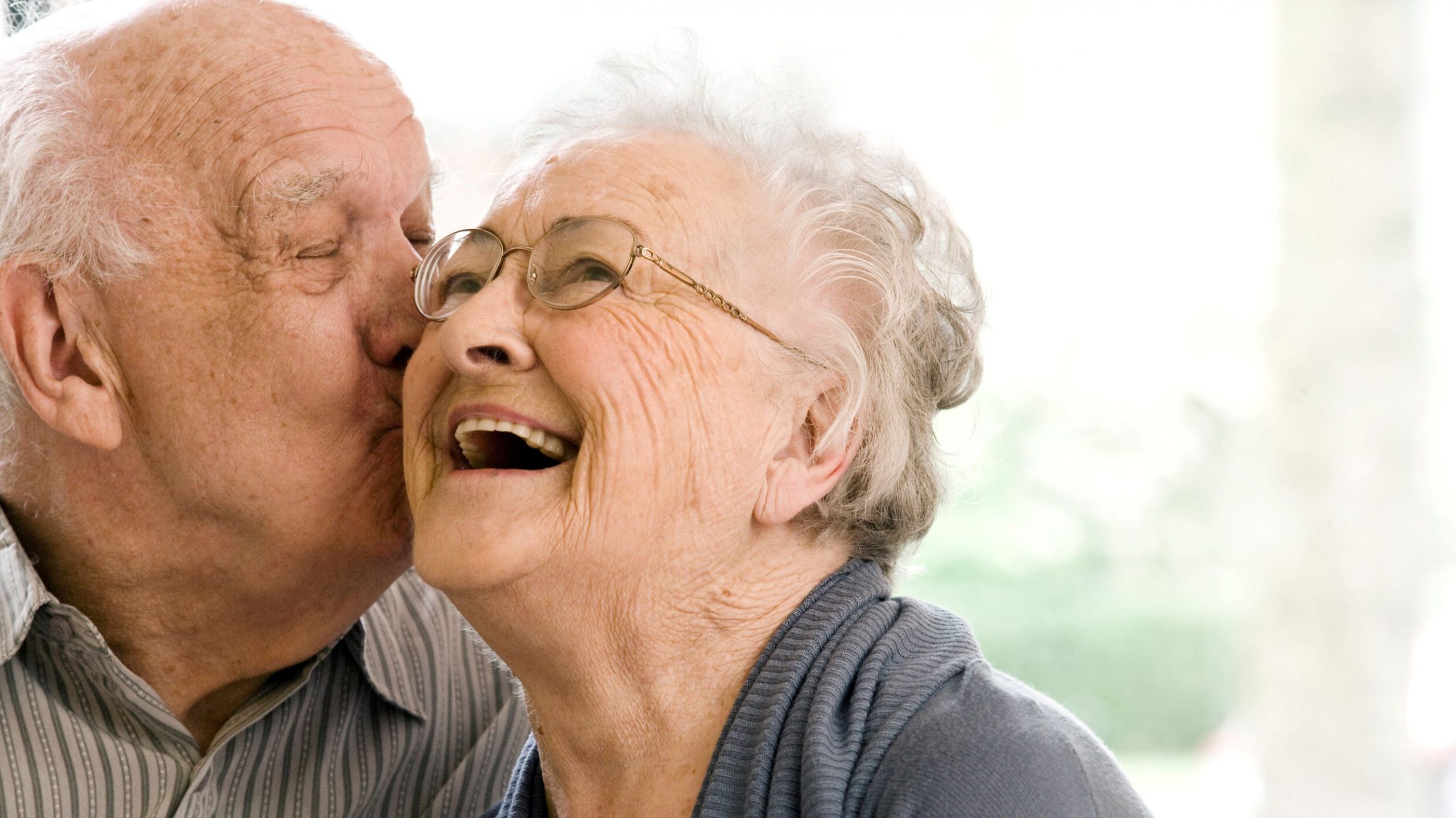 28 лет старость. Пожилые пары. Смех пенсионеров. Счастливые старики. Пожилая пара улыбается.