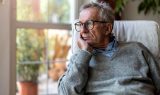 Trist tænksom senior mand kontanthjælp pensionsopsparing
