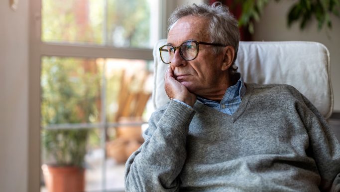 Trist tænksom senior mand kontanthjælp pensionsopsparing