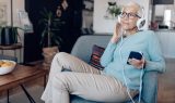 Kvinde stol podcast mobil høretelefoner