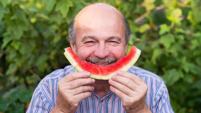 glad mand spiser vandmelon
