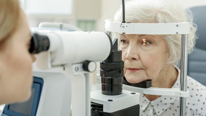 Ældre kvinde får undersøgt øjnene