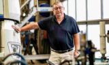 Det er fællesskabet, der gør, at jeg siger, at jeg godt kan tage nogle timer her og der," siger 63-årige Kim Burlund, der har været på arbejdsmarkedet i 47 år.