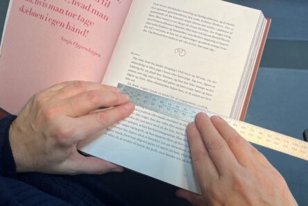 Med en lineal kan du markere den sætning, du er ved at læse.