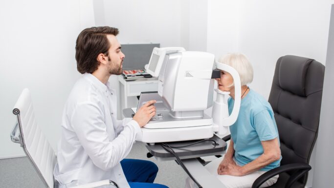 Senior kvinde får tjekket synet af øjenlæge