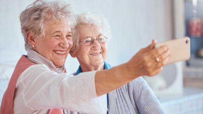 Senior kvinder tager billeder med mobiltelefon