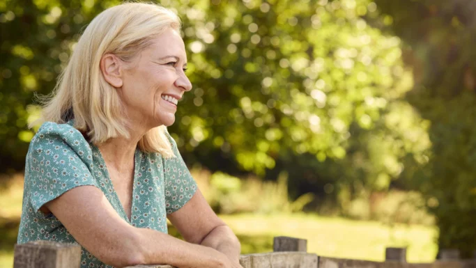 Smilende senior kvinde