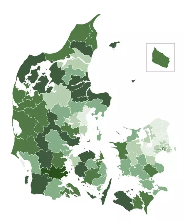 Et farvekodet kort over Danmark viser regionale inddelinger i grønne nuancer for at illustrere pensionisternes indkomst; en indsættelse øverst til højre giver et detaljeret billede af en ø.