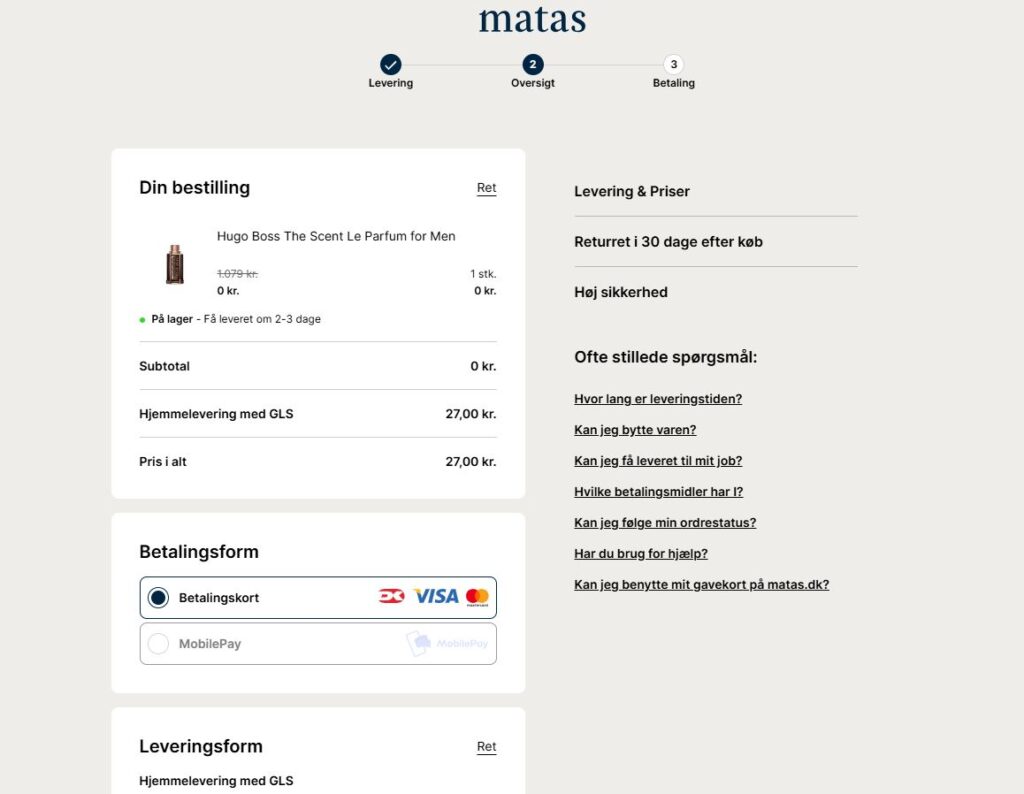 Skærmbillede af en online checkout-side hos Matas med Hugo Boss The Scent Le Parfum for Men. Leverings-, betalings- og prismuligheder vises, med spørgsmål om forsendelse og retur til højre - plus info om gratis parfume tilbud.