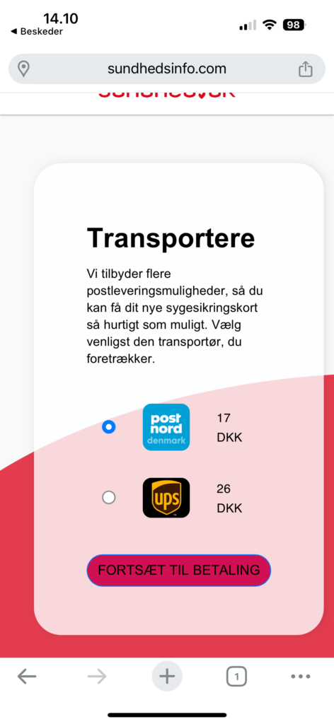 En mobilskærm på sundhedsinfo.com viser leveringsmuligheder for et sundhedskort: PostNord for 17 kr. eller UPS for 26 kr. En knap nedenfor siger Fortsæt til betaling for at gennemføre din fornyelse sikkert.