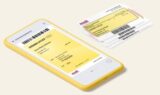 En smartphone viser et digitalt sundhedskort med en stregkode, mens tre fysiske sygesikringskort med gult og hvidt design er stablet ved siden af på en lys flade.