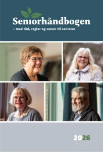 Forsiden af den danske seniorhåndbog med titlen Seniorhåndbogen 2026 med fire smilende ældre, tre kvinder og en mand, på portrætfotos. Undertitlen nævner råd, regler og priser for seniorer-bestil din nu.