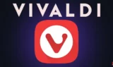 Billedet viser ordet VIVALDI med store bogstaver over Vivaldi-browserens logo - en rød firkant med afrundede hjørner og et stiliseret hvidt V - og fremhæver det som et alternativ til amerikanske tech-giganter.