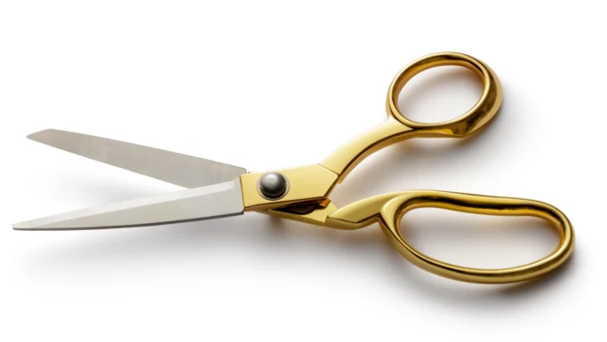 En saks med skinnende guldfarvede håndtag og sølvfarvede blade, der er placeret åbent på en hvid baggrund - perfekt til klippede armbånd eller hverdagsopgaver.