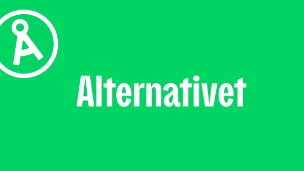 Grøn baggrund med ordet "Alternativet" i fed hvid tekst i midten. I øverste venstre hjørne er der et hvidt, cirkulært logo med et stiliseret A, som symboliserer vision og engagement i en god alderdom for alle.