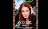 En plakat viser Priscilla Presley med langt rødt hår og blå øjne op ad en murstensvæg. Teksten annoncerer An Evening with Priscilla Presley - et foredrag for Elvis-fans - med detaljer om arrangementet i oktober 2024 i Danmark.