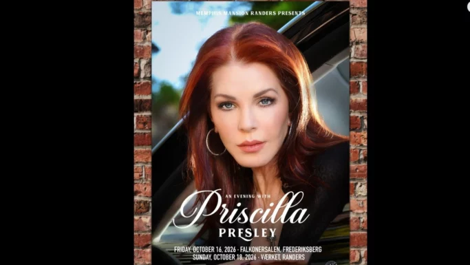 En plakat viser Priscilla Presley med langt rødt hår og blå øjne op ad en murstensvæg. Teksten annoncerer An Evening with Priscilla Presley - et foredrag for Elvis-fans - med detaljer om arrangementet i oktober 2024 i Danmark.