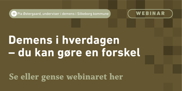 Brun grafik med tekst om et webinar om demens i hverdagen med Pia Østergaard fra Silkeborg kommune. Den inviterer seerne til at se eller gense tidligere webinarer.