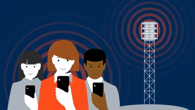 Tre personer med telefoner står foran en mobilmast, der udsender røde signalbølger mod en mørkeblå baggrund, hvilket illustrerer trådløs kommunikation eller mobilalarmtestsignaler.