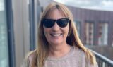 Susanne Fasting har solbriller med kunstig intelligens på. Det er Ray-Ban.