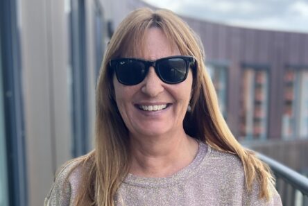 Susanne Fasting har solbriller med kunstig intelligens på. Det er Ray-Ban.