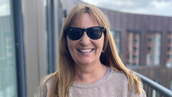 Susanne Fasting har solbriller med kunstig intelligens på. Det er Ray-Ban.