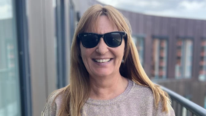 Susanne Fasting har solbriller med kunstig intelligens på. Det er Ray-Ban.