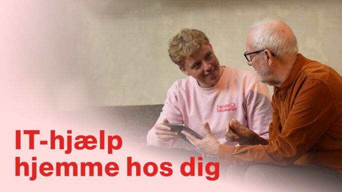 En ung mand i en pink sweatshirt hjælper en ældre mand med en tablet. Begge sidder og er i gang med en samtale. Den danske tekst lyder: IT-hjælp hjemme hos dig, som betyder IT-hjælp i dit hjem, med særlige tilbud og rabatter.