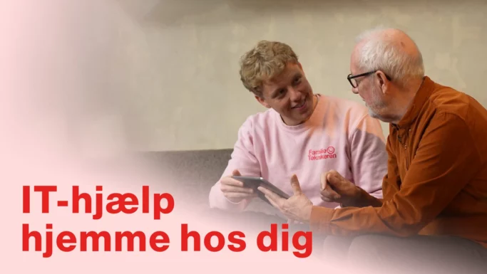 En ung mand i en pink sweatshirt hjælper en ældre mand med en tablet. Begge sidder og er i gang med en samtale. Den danske tekst lyder: IT-hjælp hjemme hos dig, som betyder IT-hjælp i dit hjem, med særlige tilbud og rabatter.