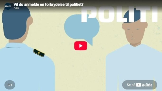 To illustrerede politibetjente står over for hinanden; mellem dem er der en taleboble. I baggrunden står ordet »POLITI« med store bogstaver, hvilket understreger politiets rolle i bekæmpelsen af digital svindel. Elementer fra YouTube-brugergrænsefladen er lagt oven på billedet.