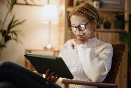 Kvinde spiller digitale spil på tablet