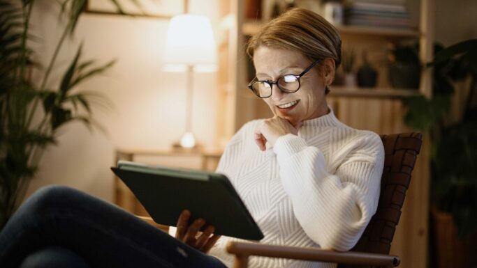Kvinde spiller digitale spil på tablet