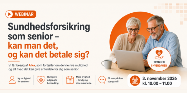To smilende ældre sidder ved et bord og kigger på en bærbar computer. Billedet reklamerer for et dansk webinar om sundhedsforsikring for ældre, med oplysninger om dato, tidspunkt og emner, og med orange farve som gennemgående tema. Oplysninger om kommende webinarer er også fremhævet for at tilskynde til fortsat læring.