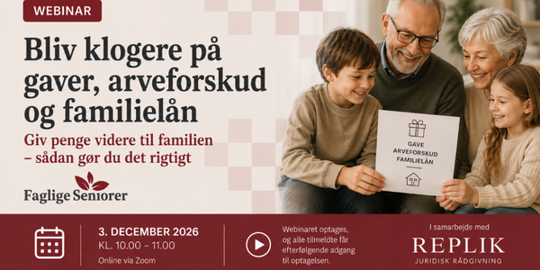 Tre smilende voksne og et barn sidder sammen på en sofa og holder en gaveæske med påskriften »Gave Arveforskud Familielån«. Teksten reklamerer for kommende webinarer om gaver, arvforskud og familielån.