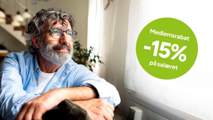 En mand med gråt hår og skæg kigger ud ad vinduet og smiler. Ved siden af ham ses en grøn cirkel med hvid tekst på svensk: »Medlemsrabatt -15 % på salæret«, der viser eksklusive rabatter og spændende tilbud til medlemmer.