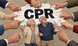 Et ældre ægtepar ser op på et dokument, der holdes af mange hænder, og hvor der står et CPR-nummer, som angiver deres personlige identifikationsnummer.