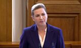 Mette Frederiksen holder en åbningstale fra en talerstol.