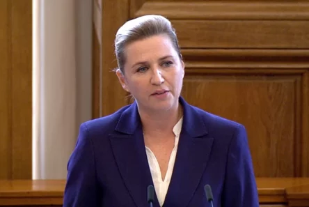 Mette Frederiksen holder en åbningstale fra en talerstol.