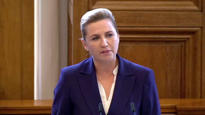 Mette Frederiksen holder en åbningstale fra en talerstol.