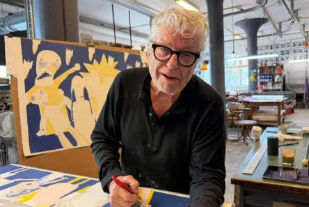 Leif Sylvester, en ældre mand med gråt hår og briller, arbejder på sit maleri Mine gode venner dør i sit atelier.