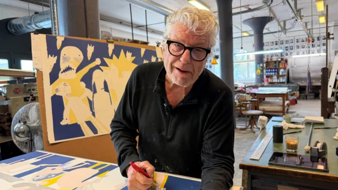 Leif Sylvester, en ældre mand med gråt hår og briller, arbejder på sit maleri Mine gode venner dør i sit atelier.