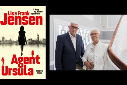Bogomslag til *Agent Ursula* af Lis og Frank Jensen ved siden af et fotografi af forfatterne – en mand i blazer og en kvinde i en hvid jakke – der står ved en trappe med en automatisk kladde.